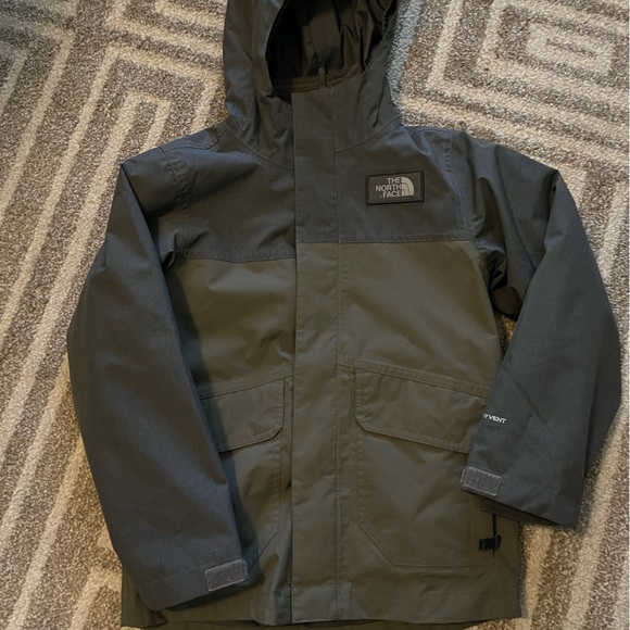 The North Face- Boys shell and w/ fleece zip - Picture 2 of 9